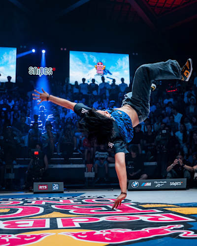 2025 zeigt B Boy Phumlailai beim Red Bull BC One Cypher Switzerland einen explosiven Move und fesselt das Publikum im Palais de Beaulieu in Lausanne mit seinen dynamischen Breakdance-Skills