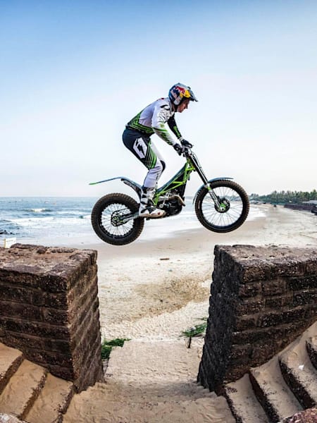 Dougie Lampkin rueda en Goa, India.