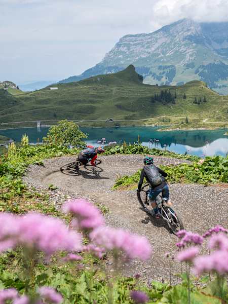 Zwei Mountainbiker auf dem Flowtrail in Engelberg.