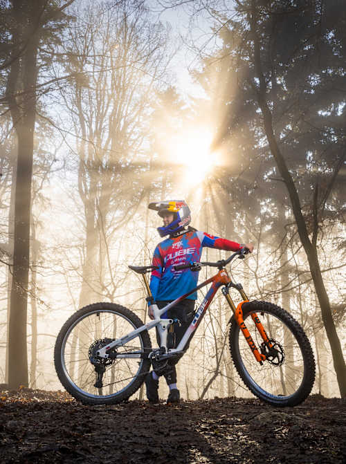 Enduro MTB jazdkyňa Simona Kuchyňková pri fotení s jej novou Red Bull helmou, Bratislava - Koliba, december 2025.