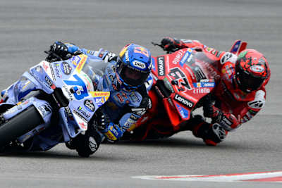 Álex Márquez (Gresini Racing MotoGP) devance Francesco Bagnaia (Ducati Lenovo Team) dans un virage du Grand Prix des Amériques 2025, disputé à Austin, au Texas (États-Unis).