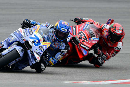 Álex Márquez (Gresini Racing MotoGP) devance Francesco Bagnaia (Ducati Lenovo Team) dans un virage du Grand Prix des Amériques 2025, disputé à Austin, au Texas (États-Unis).