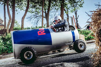 Un bolide descend la piste de la course Red Bull Caisses à Savon 2017, au Domaine National de Saint-Cloud.