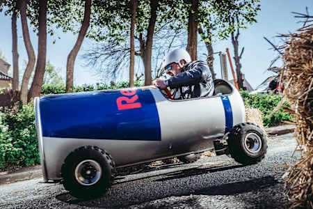 Un bolide descend la piste de la course Red Bull Caisses à Savon 2017, au Domaine National de Saint-Cloud.