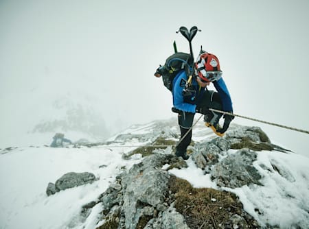 टीम द यूनाइटेड स्टेट्स ऑफ़ कनाडा 6 अप्रैल, 2013 को ऑस्ट्रिया के डचस्टीन में एटॉमिक वेमेकर में कार्रवाई में। 