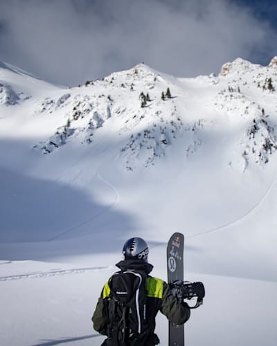 Craig McMorris se uită la munții înzăpeziți