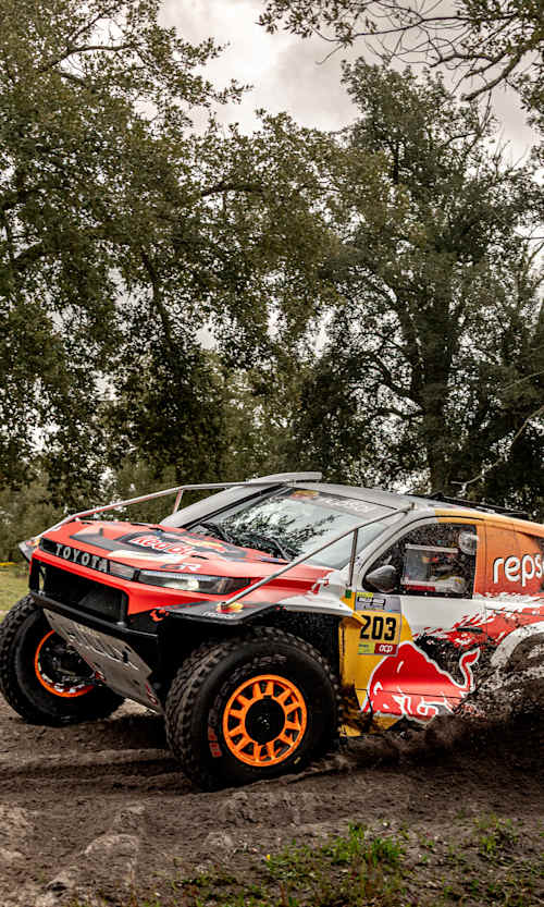 Seth Quintero kicks up mud in his Red Bull-branded Toyota Gazoo Racing machine at the BP Ultimate Rally-Raid Portugal. 