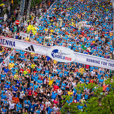 Milhares de corredores participaram na Wings for Life World Run, a 4 de maio de 2025, em Viena.