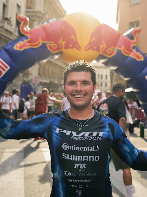 Roger Vieira beams with pride while holding the winner's trophy at Red Bull Genova Cerro Abajo 2026. 