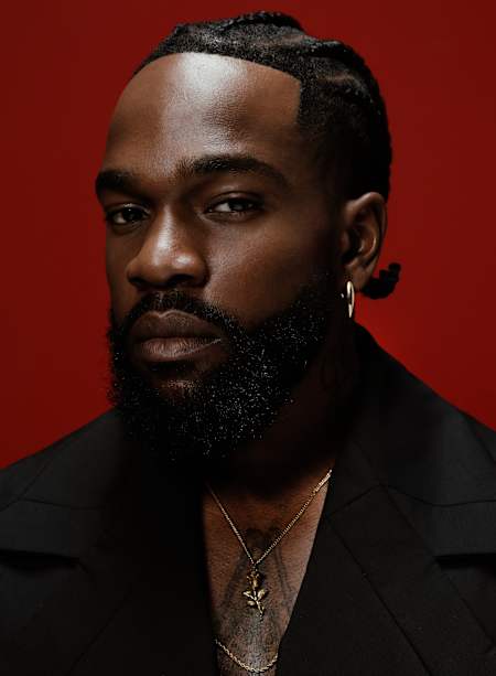 D’abord séduit par le théâtre et la danse, Tayc se tourne dès son arrivée à Paris en 2012 vers le chant, qui deviendra sa véritable passion.