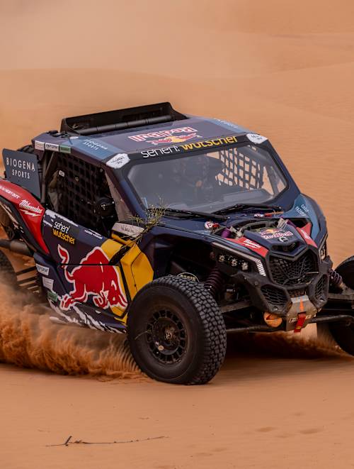 Am 5. März 2026 steuert Matthias Walkner einen Red Bull Offroad-Buggy durch die tunesische Wüste und wirbelt bei seinem adrenalingeladenen Project 224-Abenteuer Sand auf