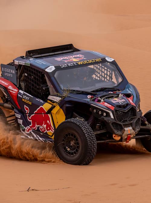 Am 5. März 2026 steuert Matthias Walkner einen Red Bull Offroad-Buggy durch die tunesische Wüste und wirbelt bei seinem adrenalingeladenen Project 224-Abenteuer Sand auf