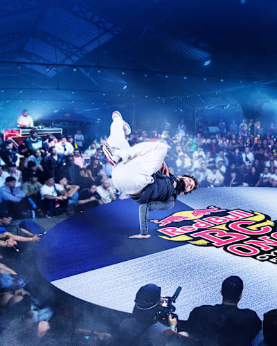 Un B-Boy en pleine performance lors d'un Red Bull BC One Cypher.