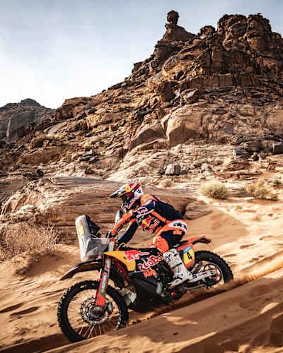 Em 2025, Daniel Sanders, da KTM Red Bull Factory Racing, corre com sua motocicleta  durante a Etapa 5 do Rali Dakar na Arábia Saudita