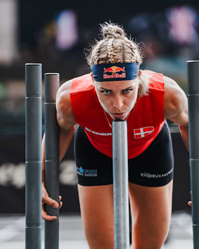 La danesa Ida Mathilde Steensgaard, pionera del fitness, empujando un trineo en los Campeonatos del Mundo de Hyrox en Niza, Francia.