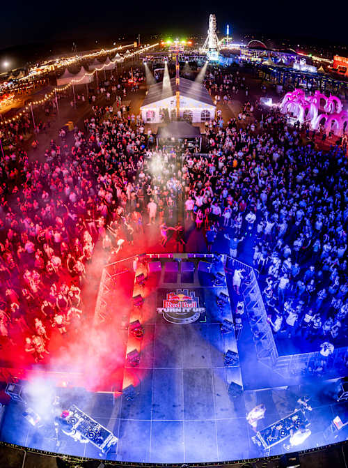 Diváci počas DJ battlu Red Bull Turn It Up, Grape Festival, letisko Trenčín, 15. august 2026.