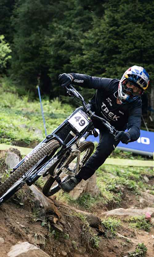 Kade Edwards actúa en la Copa del Mundo de DH de la UCI en Lenzerheide, Suiza, el 10 de junio de 2023