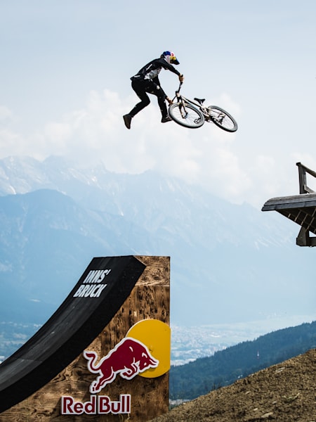 Le rider suédois Emil Johansson s'envole en VTT pendant le Crankworx à Innsbruck en 2021.