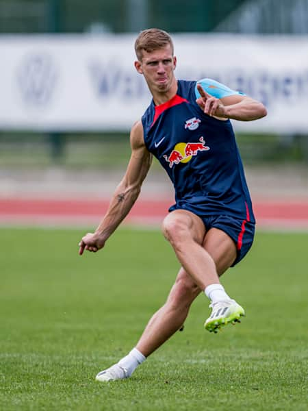 Dani Olmo dándole al balón en las instalaciones del R. B. Leipzig.