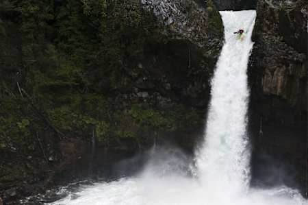Énorme chute d'eau à Pucón au Chili
