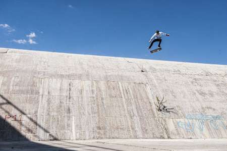 Skateboarder Jost Arens performt für ein Foto einen Trick.