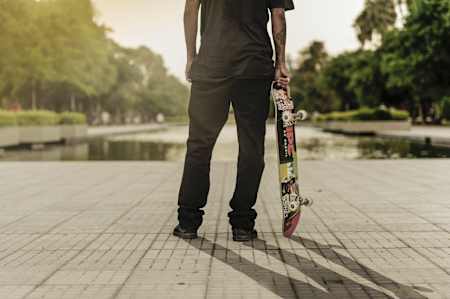 Skater mit Skateboard.