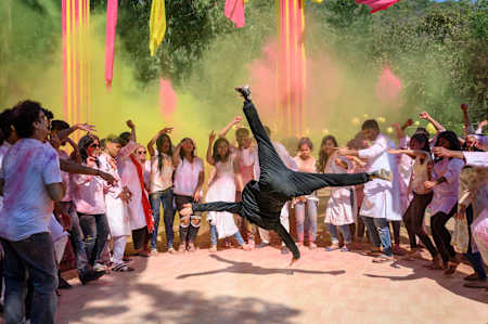 Lil G danse au milieu de la foule.