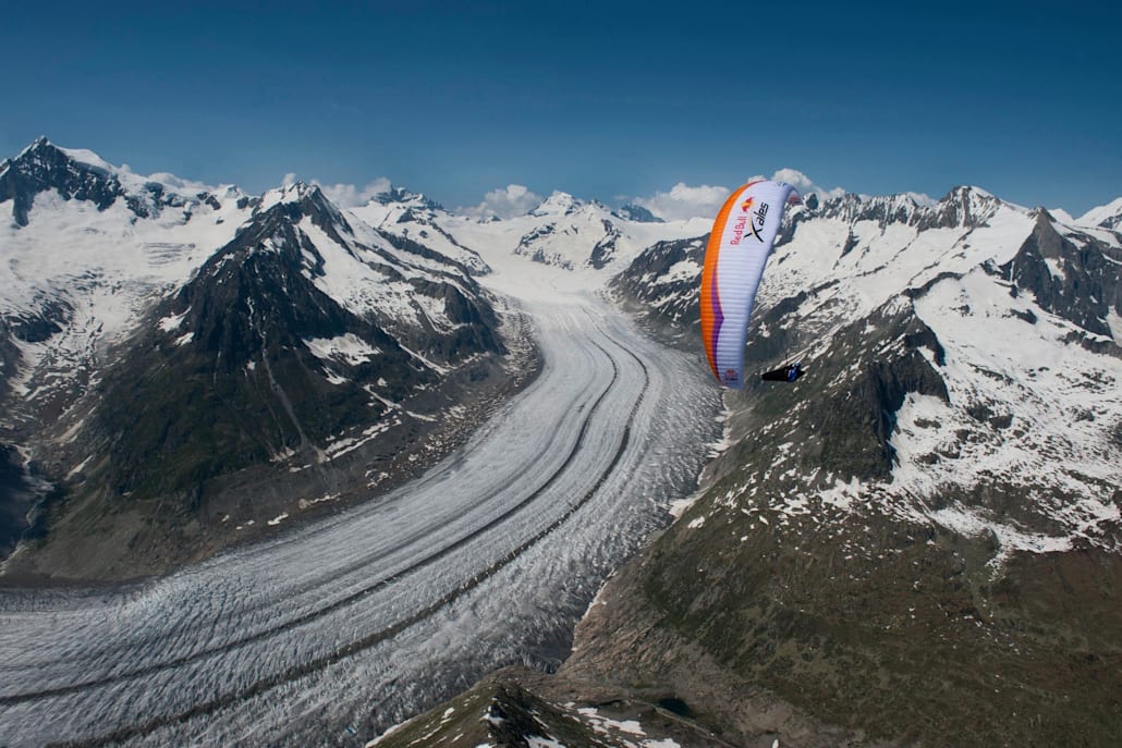 Top 10 des meilleures randonnées d’un jour : Un parapentiste survole le glacier Aletsch en Suisse.