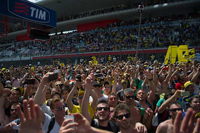 MotoGP: los fans invaden la pista de Mugello, tras finalizar el Gran Premio de Italia.