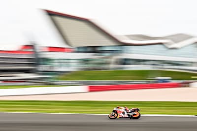 Marc Marquez w akcji na torze Silverstone podczas rundy MotoGP o GP Wielkiej Brytanii 2021