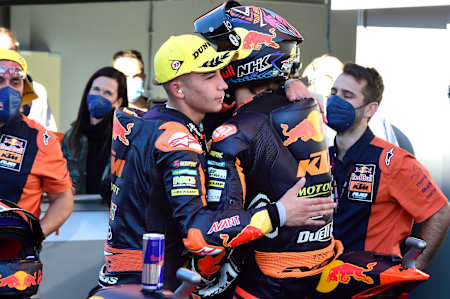 Raúl Fernández abraza a Remy Gardner después de la carrera de Moto2 del Gran Premio del Algarve 2021.