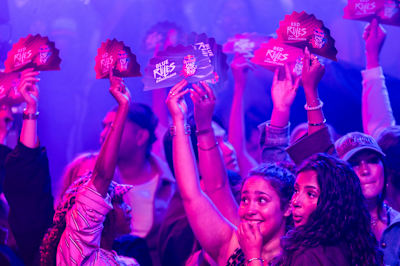 Publiken håller upp skyltar med texten ”Red Bull Dance Your Style” under den nationella finalen 2026 i Stockholm, Sverige, och firar dansgolvet under livfulla lila ljus