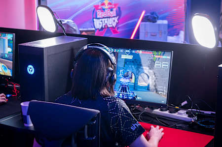 20 Nisan 2024'te Londra'daki Red Bull Gaming Sphere'de Red Bull Instalock'un birinci gününde mücadele eden meL.
