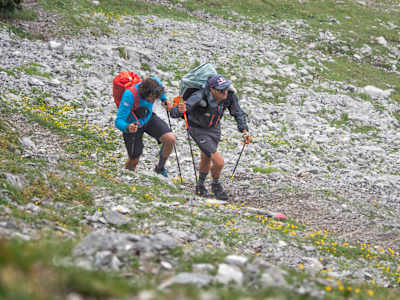 Aaron Durogati marche sur un sentier lors du Red Bull X-Alps 2021 sur Grubigstein le 22 juin 2021