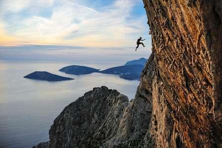 Le grimpeur Alex Honnold escalade une paroi sur la petite île de Kalymnos.
