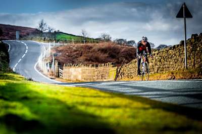 Faire du vélo en hiver : Gordon Benson pédale sur une route du Yorkshire en Angleterre.
