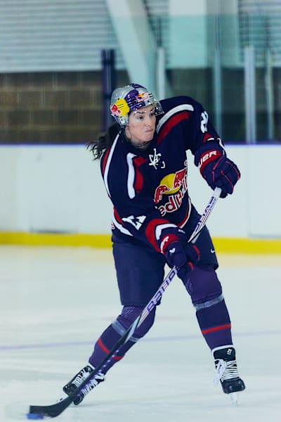 Hilary Knight buz hokeyi antrenmanı sırasında şut atıyor.