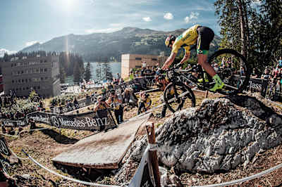 Henrique Avancini en acción durante los Campeonatos del Mundo UCI XCO en Lenzerheide el 8 de septiembre de 2018.