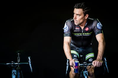 Tim Johnson si riscalda su un trainer prima di gareggiare al Providence Cyclo-Cross Festival, a Providence, RI, USA, il 5 ottobre 2014.