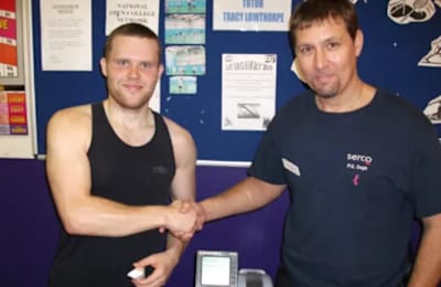 Le triathlète John McAvoy avec le policier qui l'a poussé à faire de nouveaux records du monde