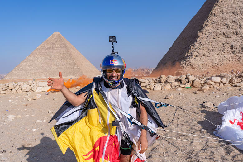 Ο Fred Fugen πετά πάνω από την πυραμίδα της Γκίζα στην Αίγυπτο, στις 4 Νοεμβρίου 2021.