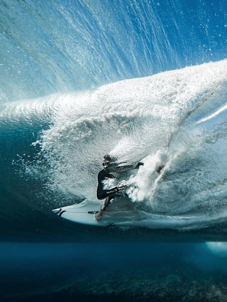 Ben Thouard aus Frankreich zeigt mit diesem Unterwasser-Shot die pure Power des Surfens. Pro-Surfer Ace Buchan in Teahupo'o, Tahiti, Französchisch-Polynesien, beim Kickout durch die Welle.