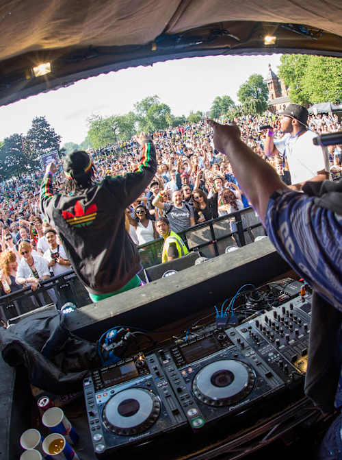 Chimpo se produit devant une foule massive lors du Manchester Carnival, célébrant la culture sound system au Royaume-Uni.