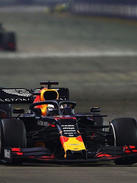 Max Verstappen por delante de Lewis Hamilton durante el Gran Premio de Singapur de F1 en el circuito Marina Bay el 22 de septiembre de 2019.