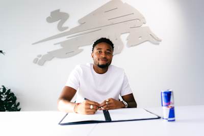 Christopher Nkunku bei der Vertragsunterschrift im Sommer 2026 bei RB Leipzig.
