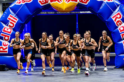 Les athlètes s'élancent sous l'arche Red Bull lors du départ de l'HYROX de Hong Kong.