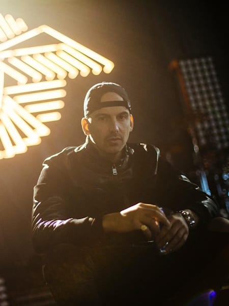 Der Rabe als treuer Begleiter im Hintergrund.