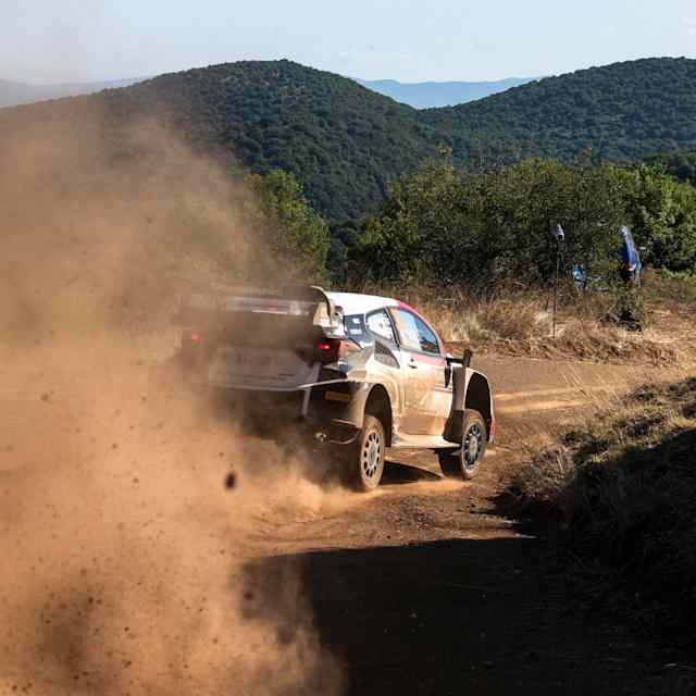 Elfyn Evans und Beifahrer Scott Martin bei der Akropolis Rallye Griechenland in Lamia am 10. September 2023