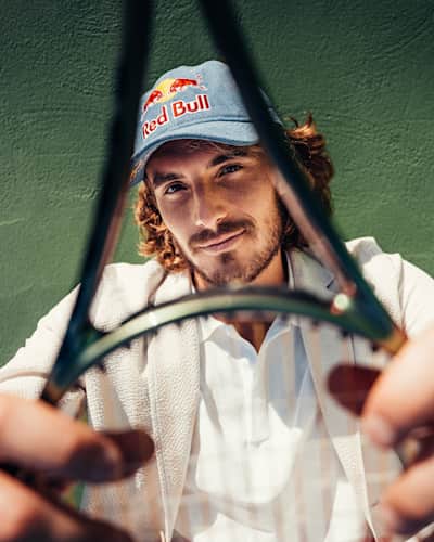 Portrait du joueur de tennis Stefanos Tsitsipas capturé à Marbella, Espagne, en avril 2022.
