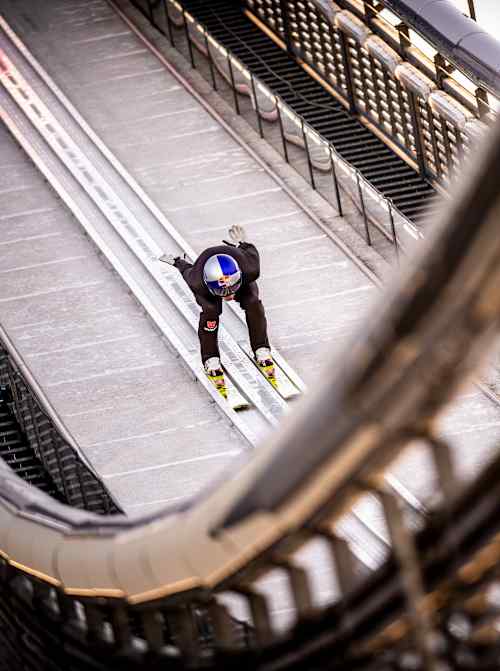 Nordischer Kombinierer Vinzenz Geiger bereitet sich auf der Skisprungschanze auf den Absprung vor.